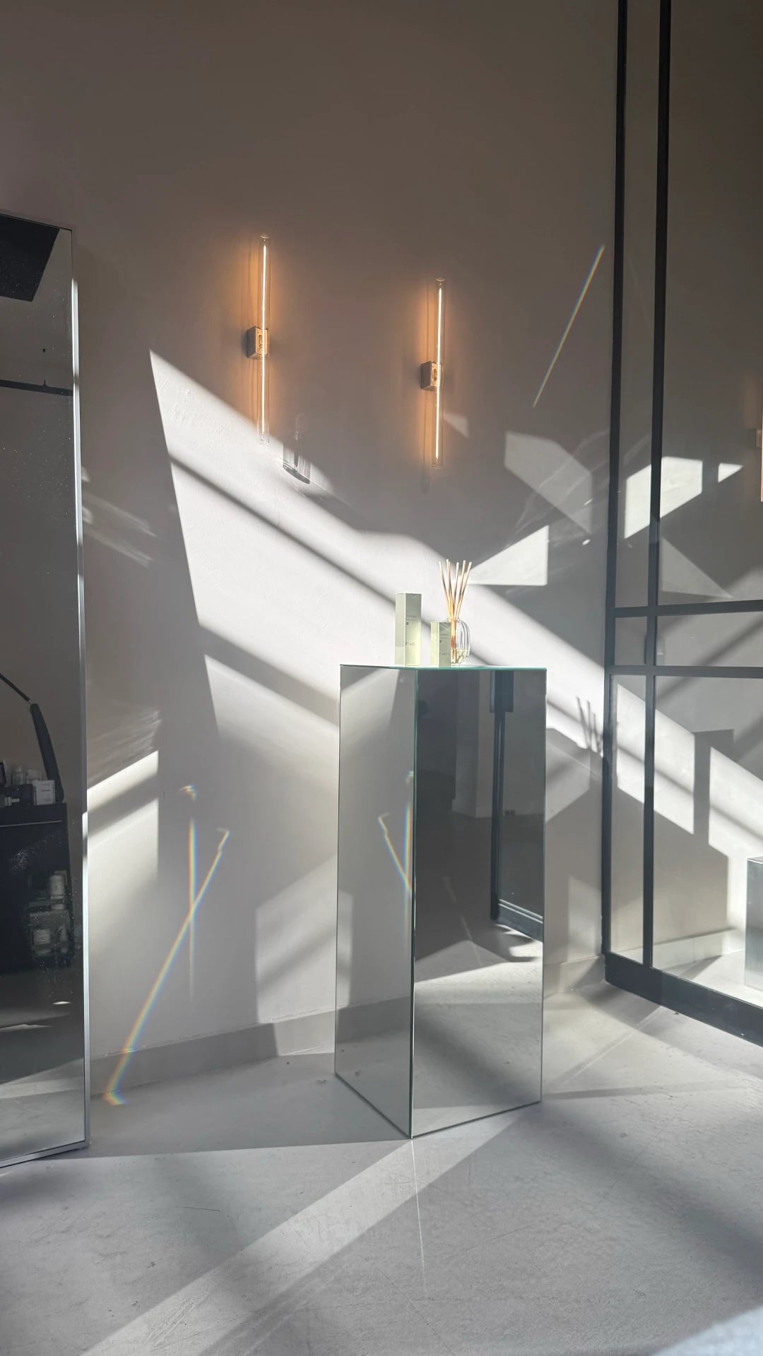 A modern decor piece illuminated by natural sunlight in Salon d’Homme, reflecting the clean and calming aesthetic of the space.
